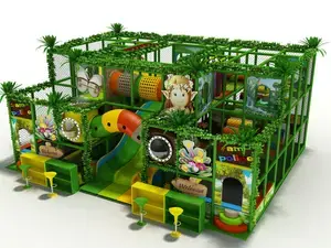 Dětské hřiště v jungle stylu s trojitou skluzavkou a trampolínou