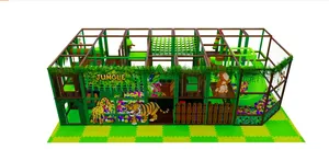 Hřiště v motivu džungle s tobogánem, dvojitou skluzavkou a trampolínou