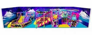 Barevné vnitřní hřiště s trampolínou, skluzavkami a kuličkovými zónami